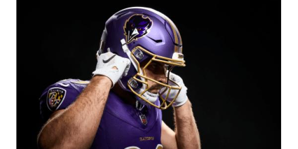 Baltimore Ravens använder lila hjälmar för första gången på 30 år Baltimore Ravens använder lila hjälmar för första gången på 30 år